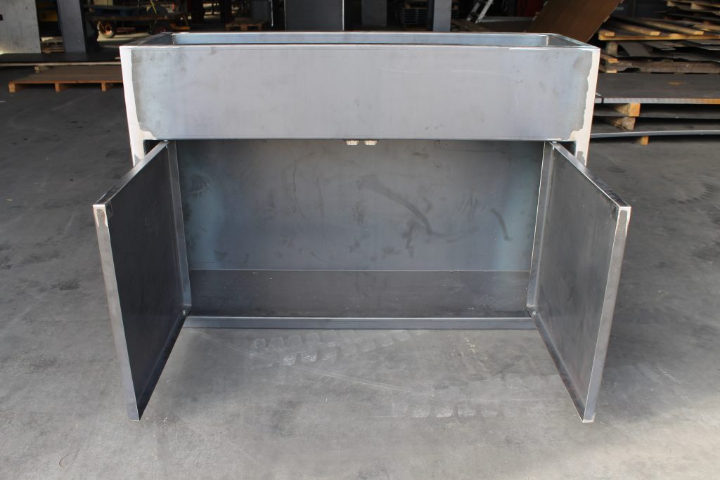 Plantenbak met kast voor opbergruimte